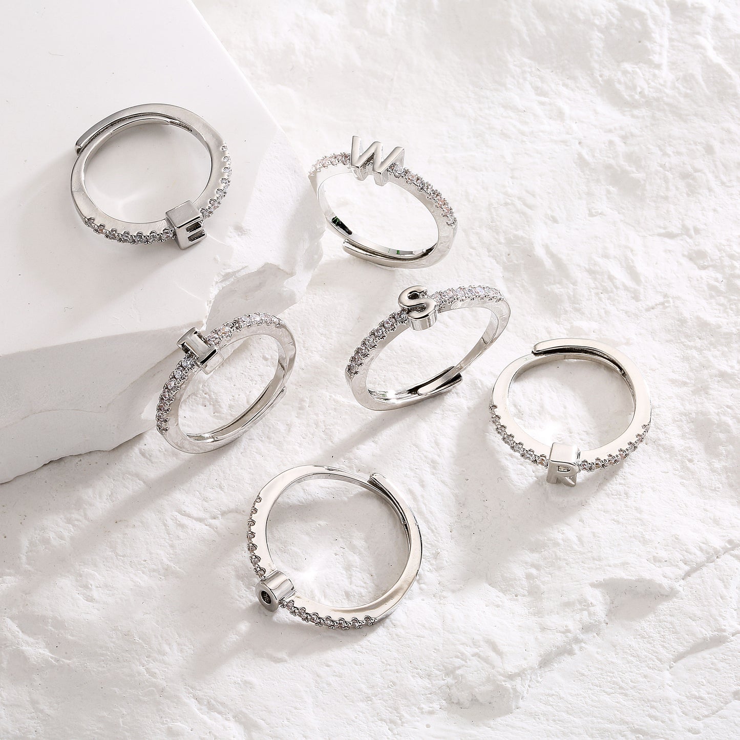 Anello lettera strass
