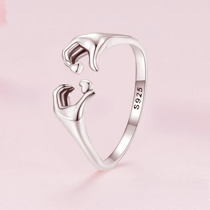 Anello mani che formano cuore
