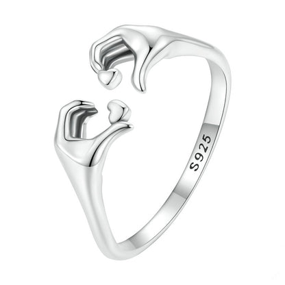 Anello mani che formano cuore