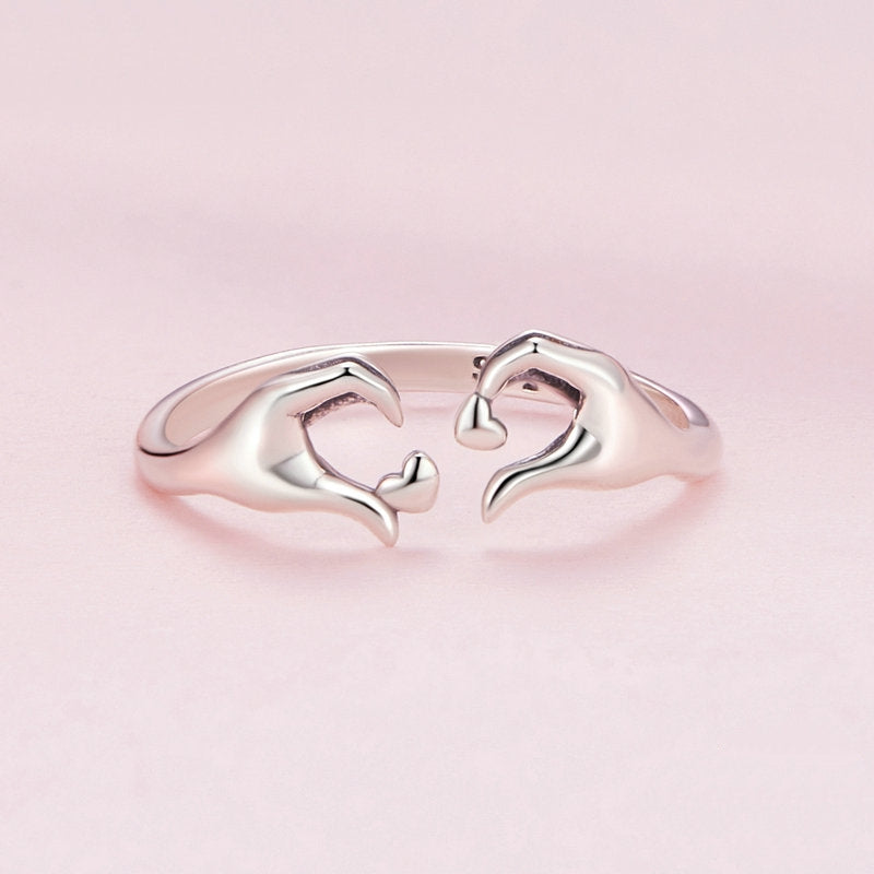 Anello mani che formano cuore