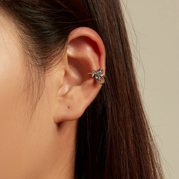Ear Cuff Farfalla <titolo_esteso><span>Argento 925 placcato oro bianco con zirconi azzurri e bianco</span></titolo_esteso> - immagine 2
