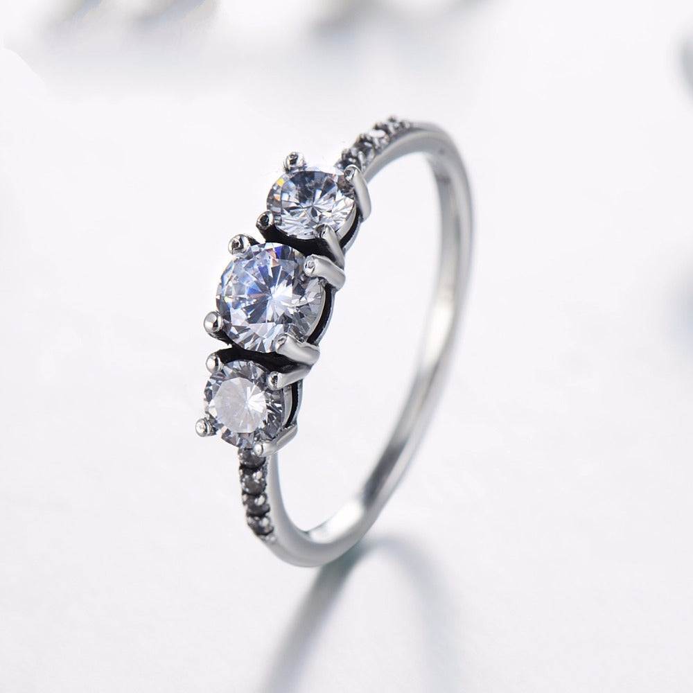 Anello Trilogy <titolo_esteso><span>Argento 925 placcato oro bianco con tre zirconi bianchi taglio brillante</span></titolo_esteso> - immagine 2