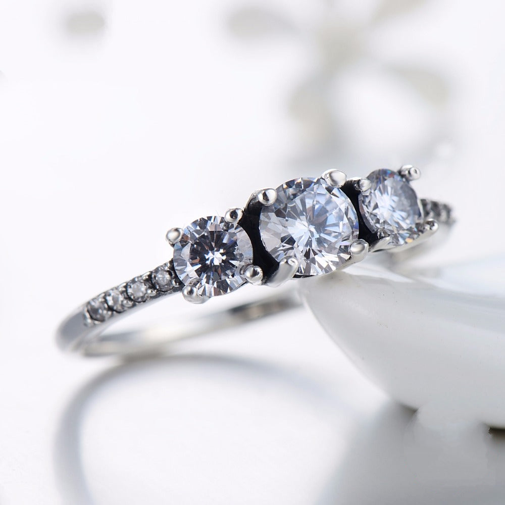 Anello Trilogy <titolo_esteso><span>Argento 925 placcato oro bianco con tre zirconi bianchi taglio brillante</span></titolo_esteso> - immagine 3