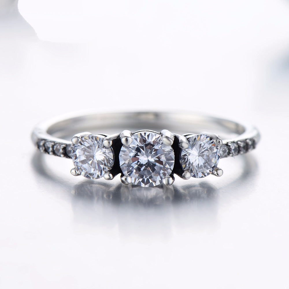 Anello Trilogy <titolo_esteso><span>Argento 925 placcato oro bianco con tre zirconi bianchi taglio brillante</span></titolo_esteso> - immagine 4