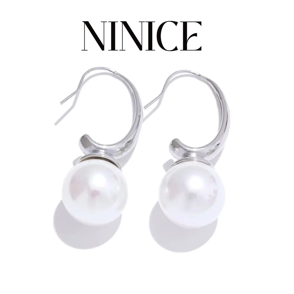 Orecchini a Cerchio Adelemoon – Perle Luminose di Stile