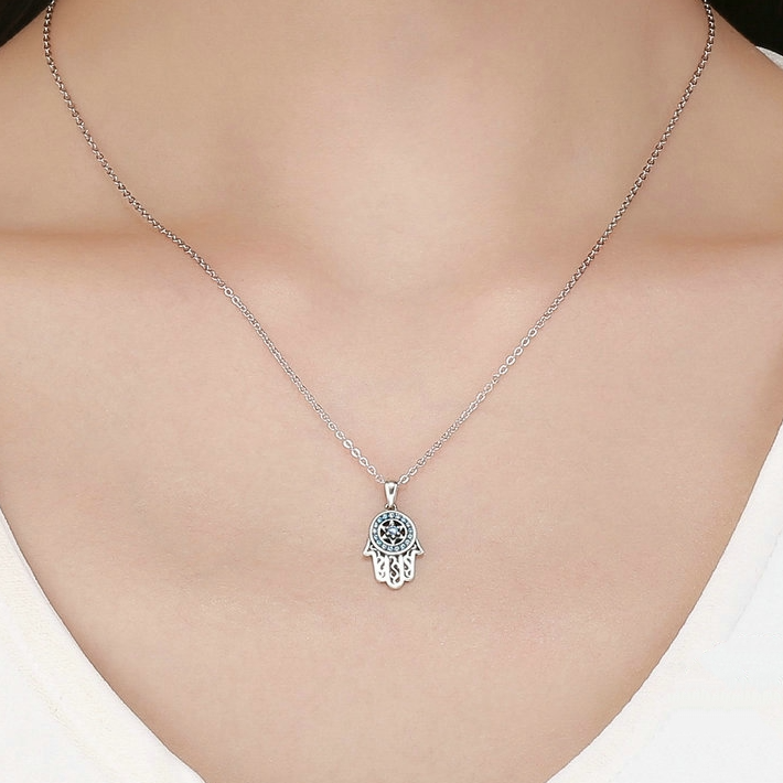 Collana Mano di Fatima <titolo_esteso><span>Argento 925 placcato oro bianco con zirconi azzurri e lunghezza regolabile - lunghezza regolabile</span></titolo_esteso> - immagine 2